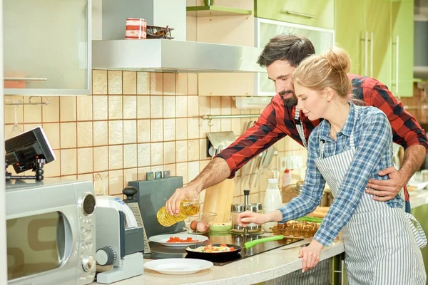 Young couple preparing food. — Stock Photo, Image