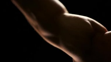 Büyük erkek pazılarının detaylı görünümü.