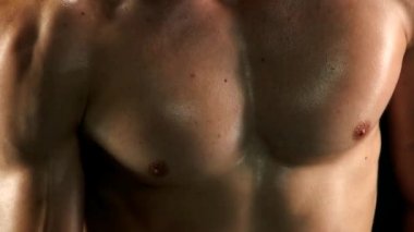 Genç sporcunun kabartma pazı kadar kapatın.