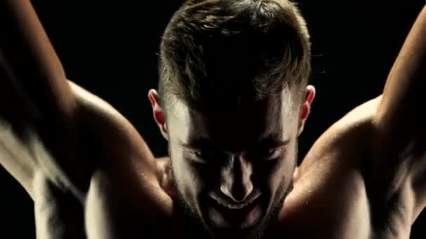 Kemény edzések a sportoló súlyzó. — Stock videók