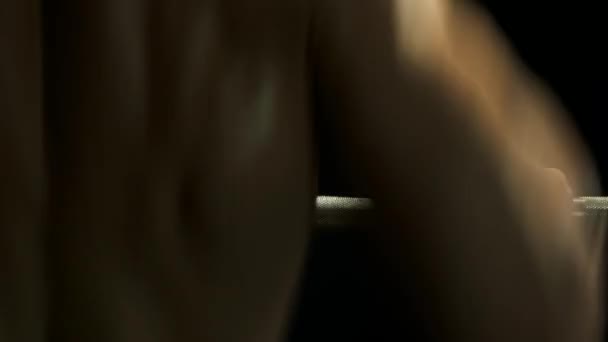 Close up suado muscular homem formação com barbell . — Vídeo de Stock