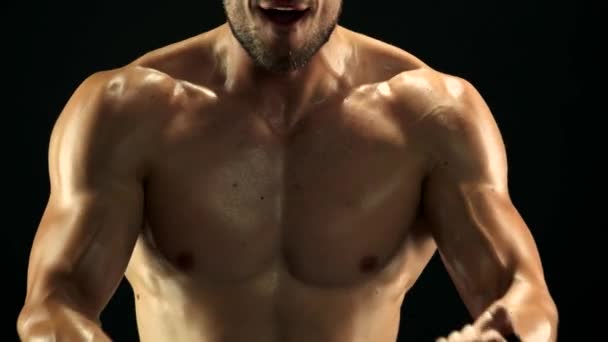 Nahaufnahme sexy muskulöser Mann trainiert. — Stockvideo