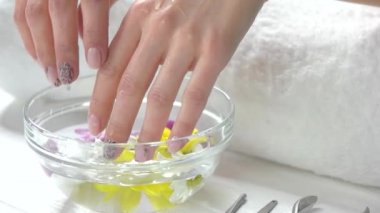 Eller su spa salonda ile dökme.