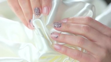 Nazik eller ve ipek, ağır çekim kadar yakın.