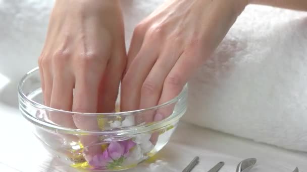Руки в ароматной ванне, замедленная съемка . — стоковое видео