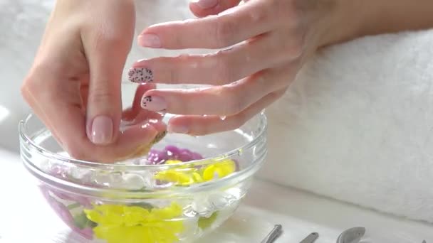 Händerna får spa förfarande, Slowmotion. — Stockvideo