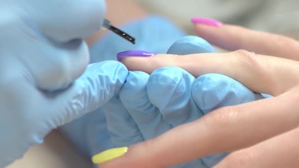 Manikyr täcker nageln med fixer närbild. — Stockvideo