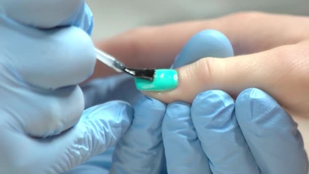 Manicure kleurloze vernis, Slowmotion toe te passen. — Stockvideo