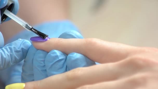 Efterbehandling manikyr finger nagellack session. — Stockvideo