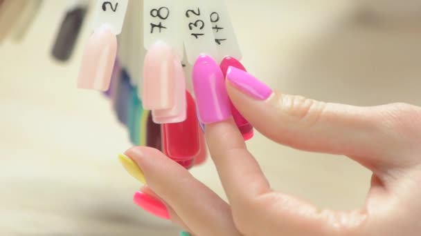 Mano de cámara lenta con muestras de color de uñas . — Vídeo de stock