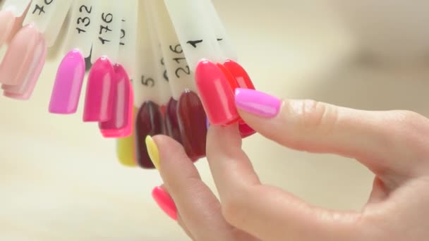 Pěstěné ruce a nehty barevné vzorky. — Stock video