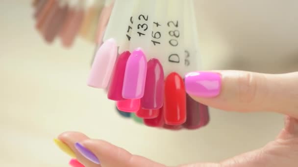 Nagel kleur monsters en gemanicuurde hand. — Stockvideo