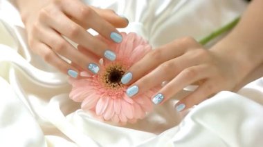 El okşa çiçek, ağır çekim.