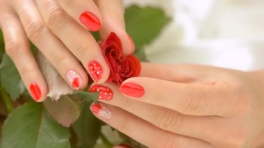 Narin eller, ağır çekim gül.