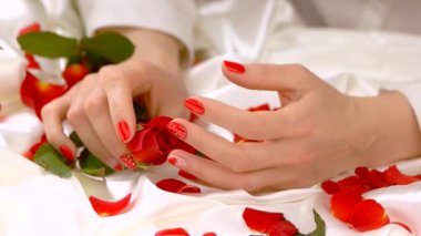 Narin eller ve çiçek, ağır çekim.