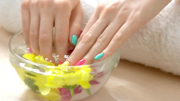 Mooie handen in aromabad, slow-motion. — Stockvideo