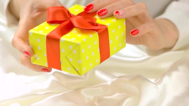 Подарункова коробка в красивих руках, повільний рух . — стокове відео