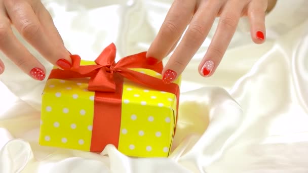 Руки развязать подарочную коробку, замедленная съемка . — стоковое видео