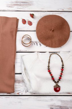 Dikey Görünüm bayan elbise eğilim kırpılmış.