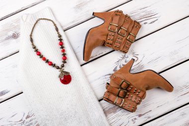 Topuk çizmeler ve aksesuarları ile elbise.