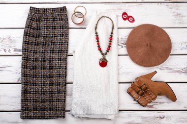 Düzen kadın kıyafeti aksesuarları ile.