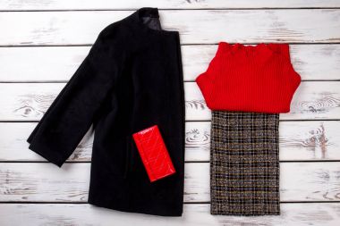 Kırmızı deri cüzdan üzerinde siyah kaşmir ceket.