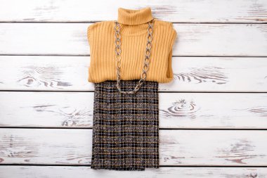 Kış kadın giysileri kolye ile katlanmış.