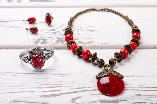 Fechar colar de jóias com bracelete e brincos . — Fotografia de Stock