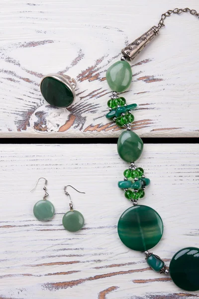 Fechar anel verde, brincos e jóias . — Fotografia de Stock
