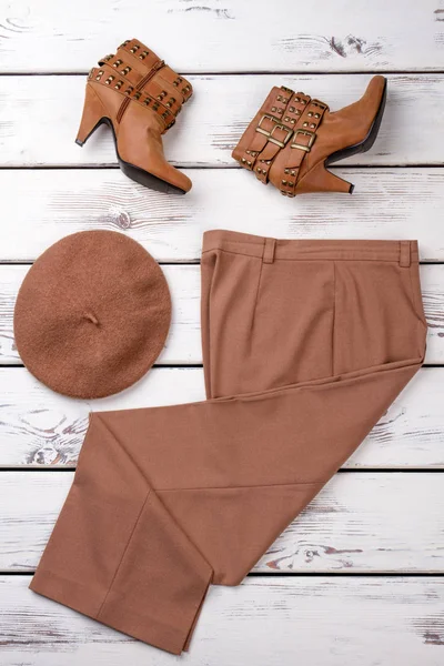 Conjunto de ropa de mujer de color marrón . — Foto de Stock