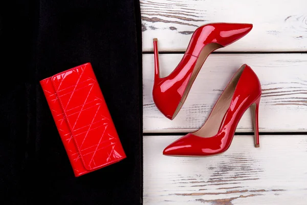 De cerca los zapatos rojos de las mujeres y la cartera . — Foto de Stock