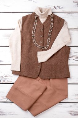 Kahverengi Kış kolsuz ceket ve pantolon.