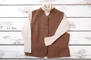 Kahverengi kadın giyiyor.