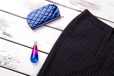 Mavi parlak cüzdan ve parfüm.