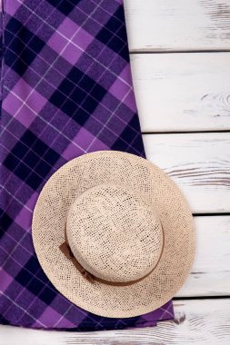 Geniş ağzına kadar hasır yaz şapka.