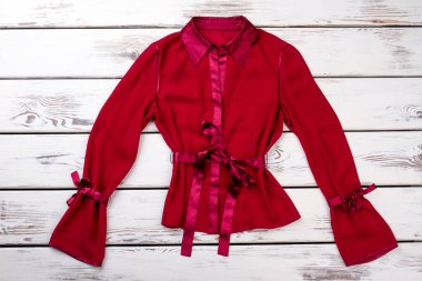 Süslü kırmızı kısa ipek elbise.