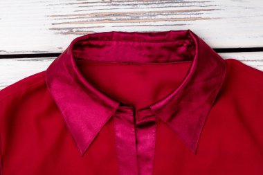Kırmızı ipek yaka, yakın.