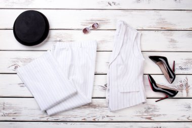 Beyaz Bayan takım elbise, yat.