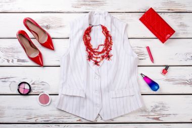 Beyaz kadın ceket ve aksesuarlar.