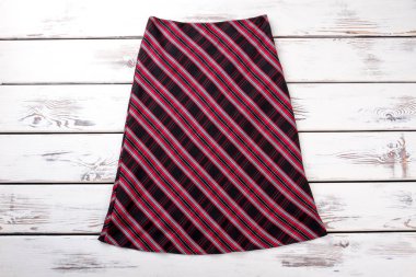 Uzun damalı etek düz yatıyordu.