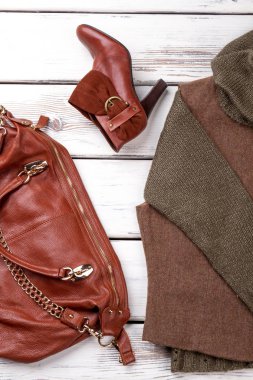 Kırmızı deri ayakkabı ve çanta.