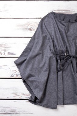 Gri pamuk bluz, görünümü kırpılmış.