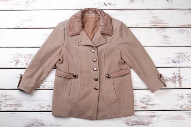 Camel ceket, düz yatıyordu.