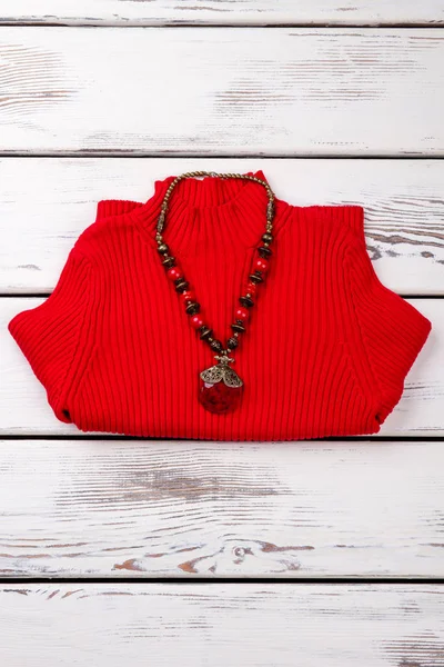 Вертикальний вигляд червоного складеного пуловеру . — стокове фото