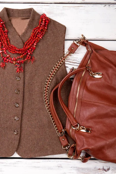 Kvinnliga höst outfit med handväska och halsband. — Stockfoto