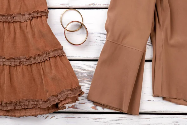 Nahaufnahme von Teilen brauner Kleidung. — Stockfoto