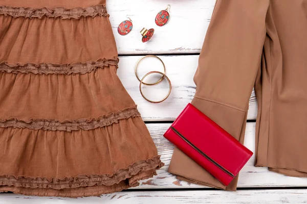 Primer plano ropa de mujer marrón con billetera y accesorios . — Foto de Stock