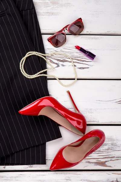 Ropa de mujer de moda sobre un fondo de madera blanco . — Foto de Stock