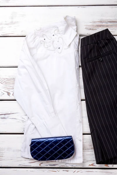 Blusa blanca decorada para mujer y billetera azul . —  Fotos de Stock