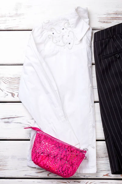 Monedero de encaje rosa en blusa blanca . — Foto de Stock